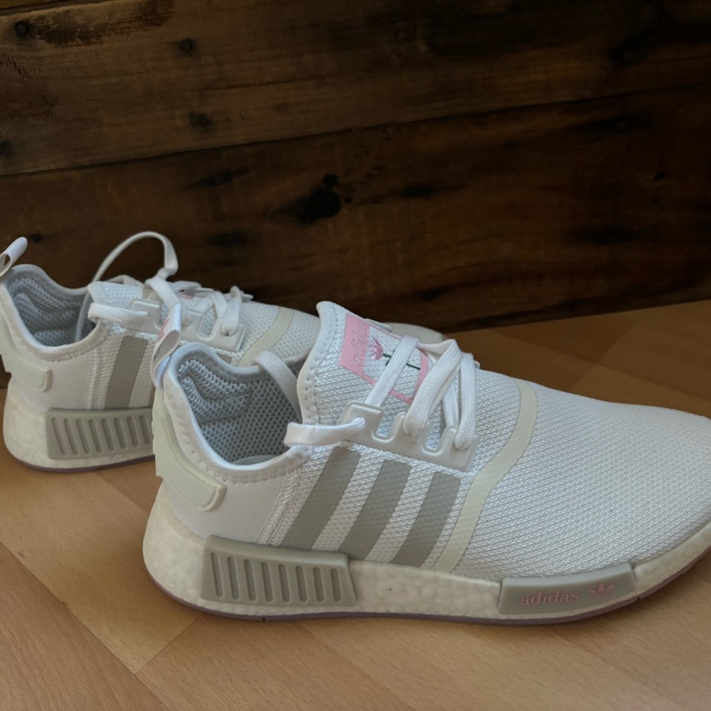Adidas Sneakers ~ Woman’s ~ Size 9 ~ Like NEW